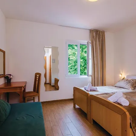 Gorgeous Apartment In Zaton Mali With Kitchen Apartment *
