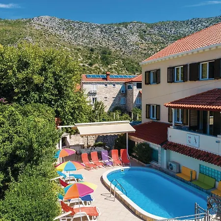 Five-bedroom In Mali Lejlighed