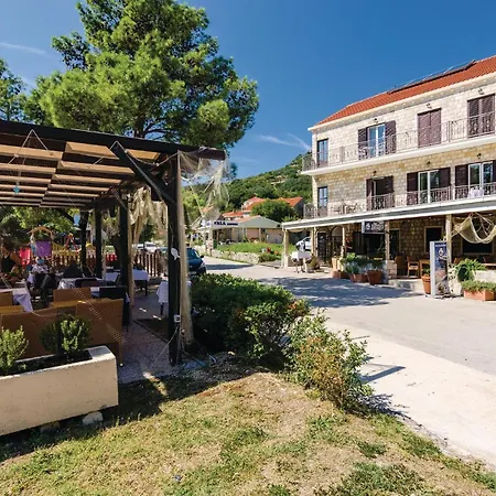 Five-bedroom In Mali Lejlighed