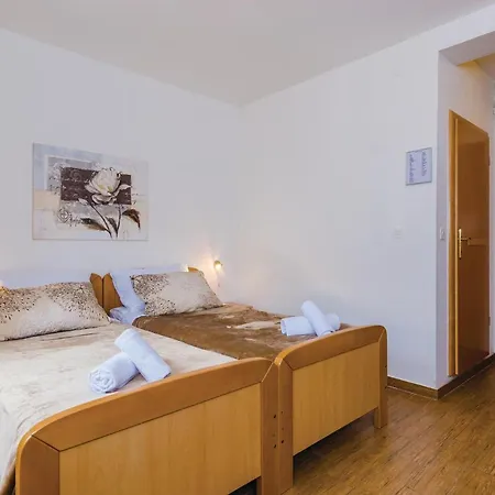 Gorgeous Apartment In Zaton Mali With Kitchen *