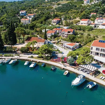 Five-bedroom In Mali Lejlighed *