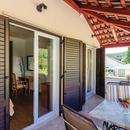 Five-bedroom In Mali Lejlighed